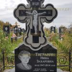 Памятник из гранита.Крест