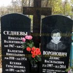 Памятник из гранита.Крест