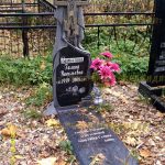 Памятник из гранита.Крест