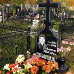 Памятник из гранита.Крест