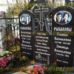 Памятник из гранита.Крест