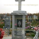 Памятник из гранита.Крест