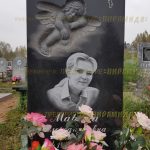 Скульптурные памятники из гранита