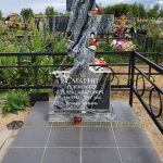 Памятник из гранита.Крест