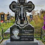Памятник из гранита.Крест