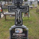 Памятник из гранита.Крест