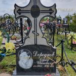Памятник из гранита.Крест